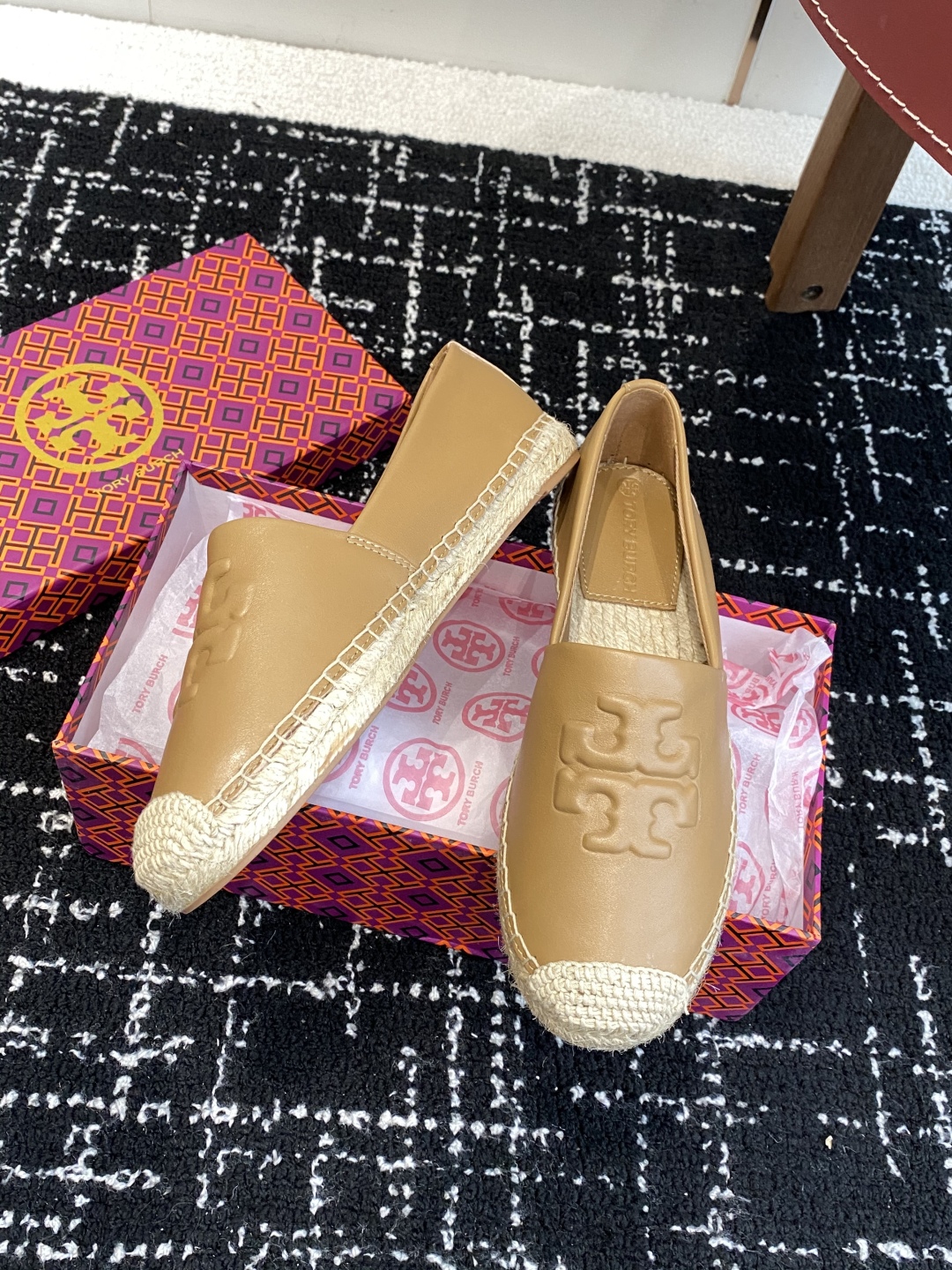 东莞纯原
Tory Burch汤丽柏琦 TB渔夫女鞋。
这鞋不是市场上那些通货能比，原版开模，带有半码的