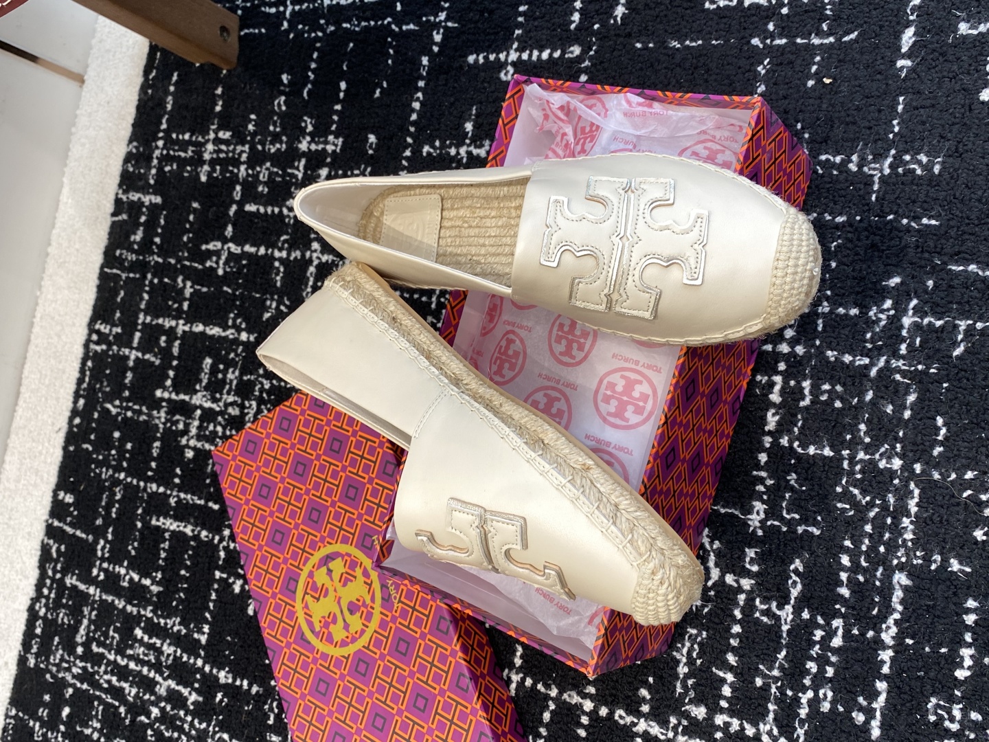东莞纯原
Tory Burch汤丽柏琦 TB渔夫女鞋。
这鞋不是市场上那些通货能比，原版开模，带有半码的