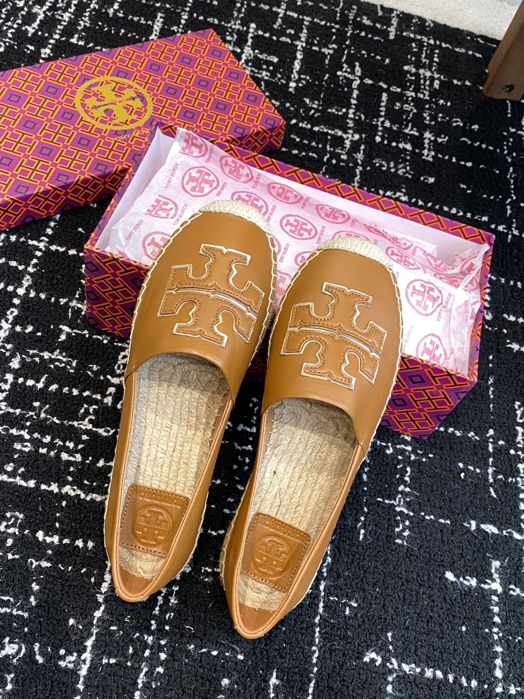 东莞纯原
Tory Burch汤丽柏琦 TB渔夫女鞋。
这鞋不是市场上那些通货能比,原版开模,带有半码的