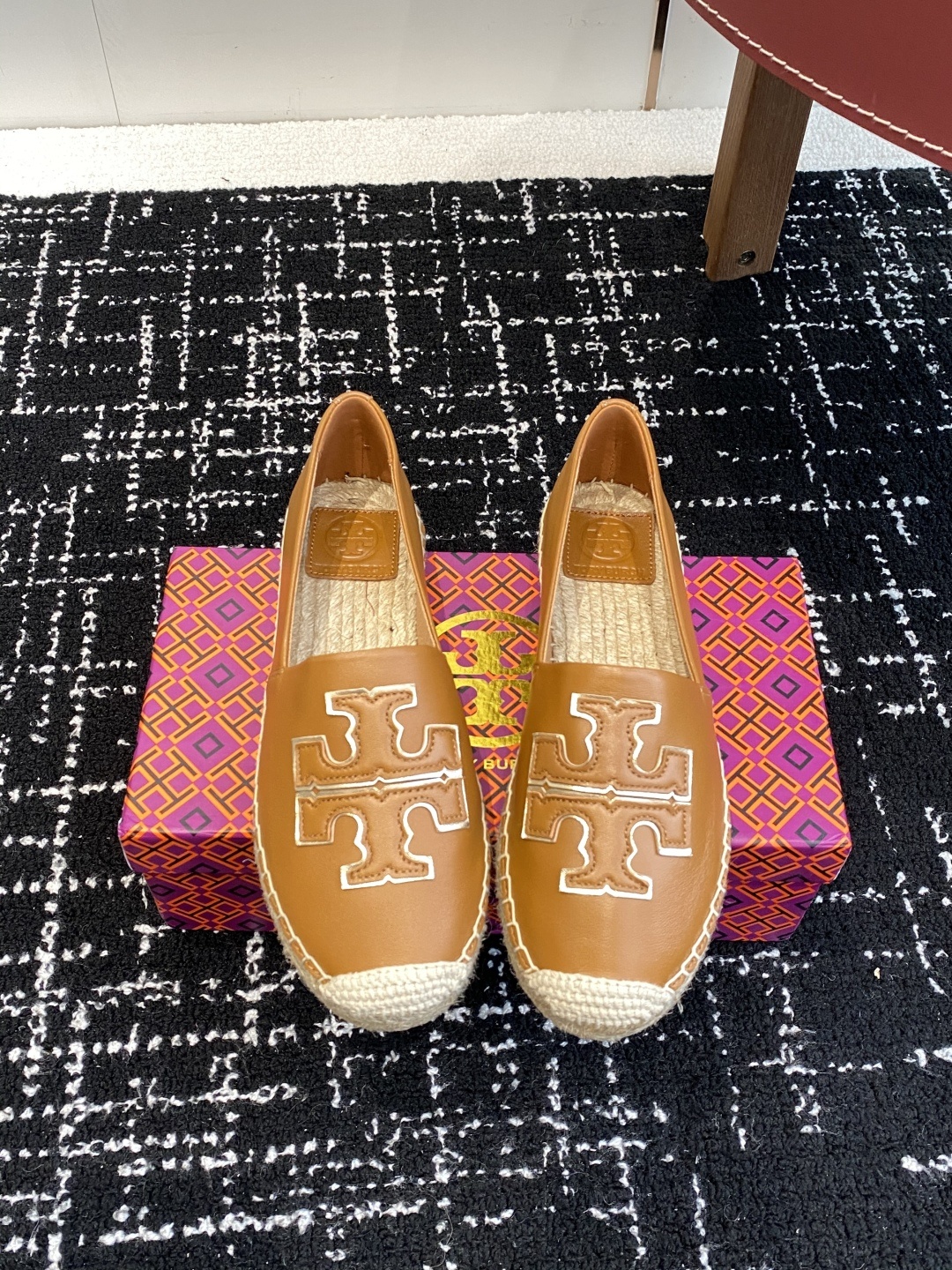 东莞纯原
Tory Burch汤丽柏琦 TB渔夫女鞋。
这鞋不是市场上那些通货能比,原版开模,带有半码的