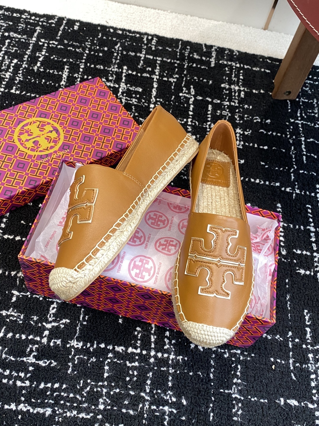 东莞纯原
Tory Burch汤丽柏琦 TB渔夫女鞋。
这鞋不是市场上那些通货能比,原版开模,带有半码的