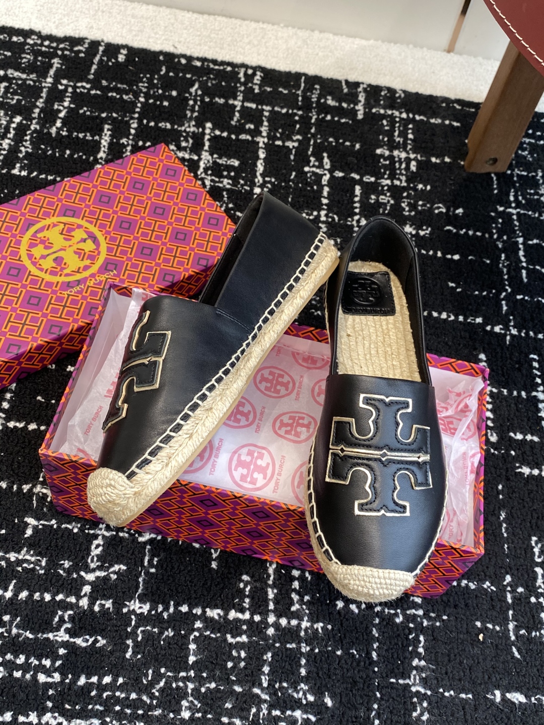 东莞纯原
Tory Burch汤丽柏琦 TB渔夫女鞋。
这鞋不是市场上那些通货能比，原版开模，带有半码的