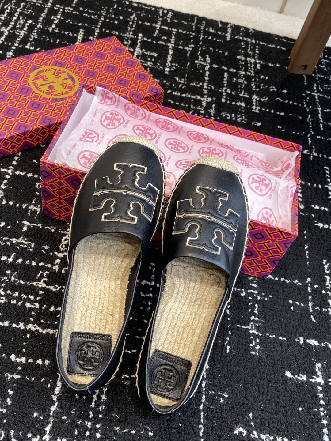 东莞纯原
Tory Burch汤丽柏琦 TB渔夫女鞋。
这鞋不是市场上那些通货能比，原版开模，带有半码的