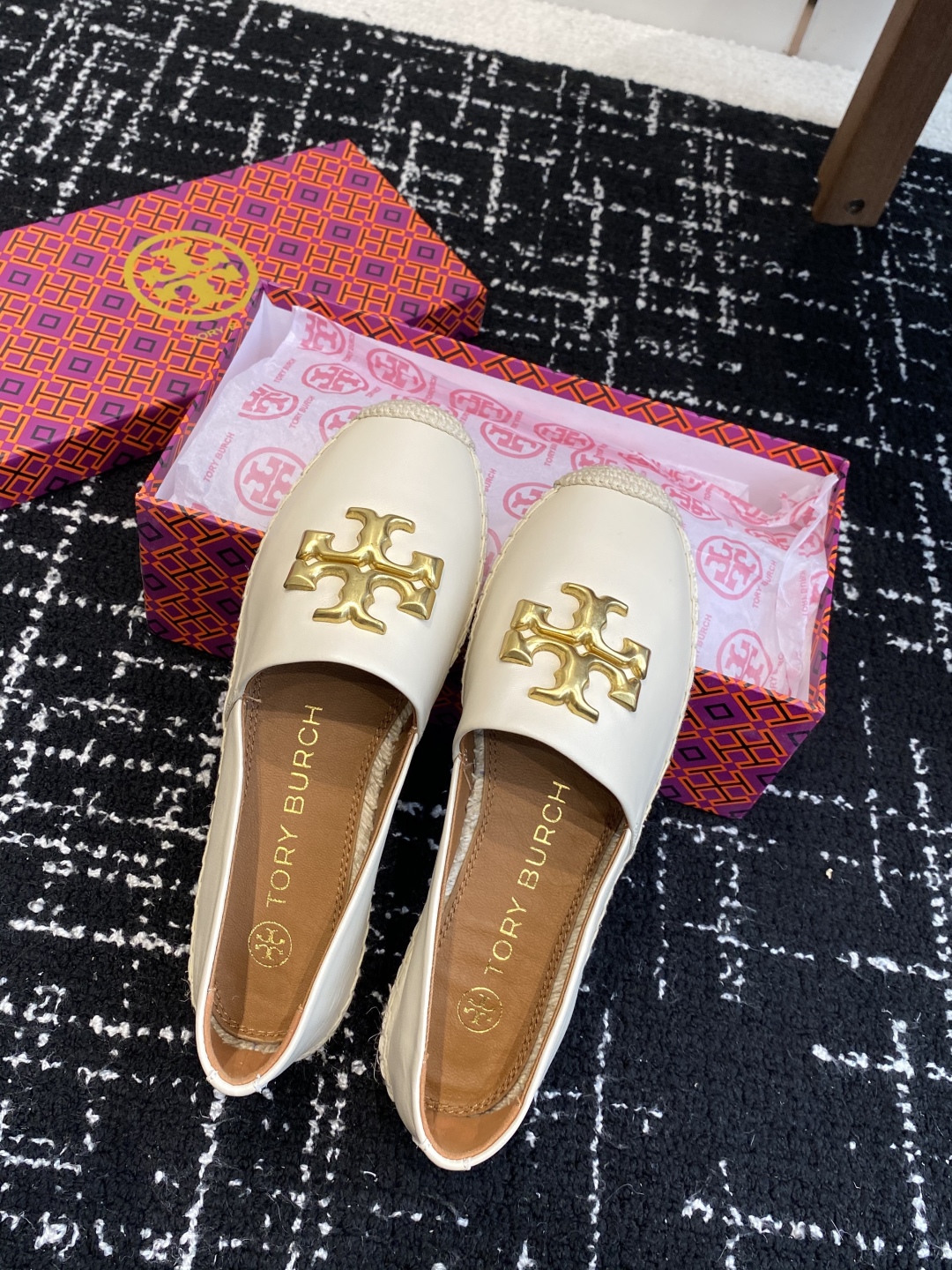 东莞纯原
Tory Burch汤丽柏琦 TB渔夫女鞋。
这鞋不是市场上那些通货能比，原版开模，带有半码的