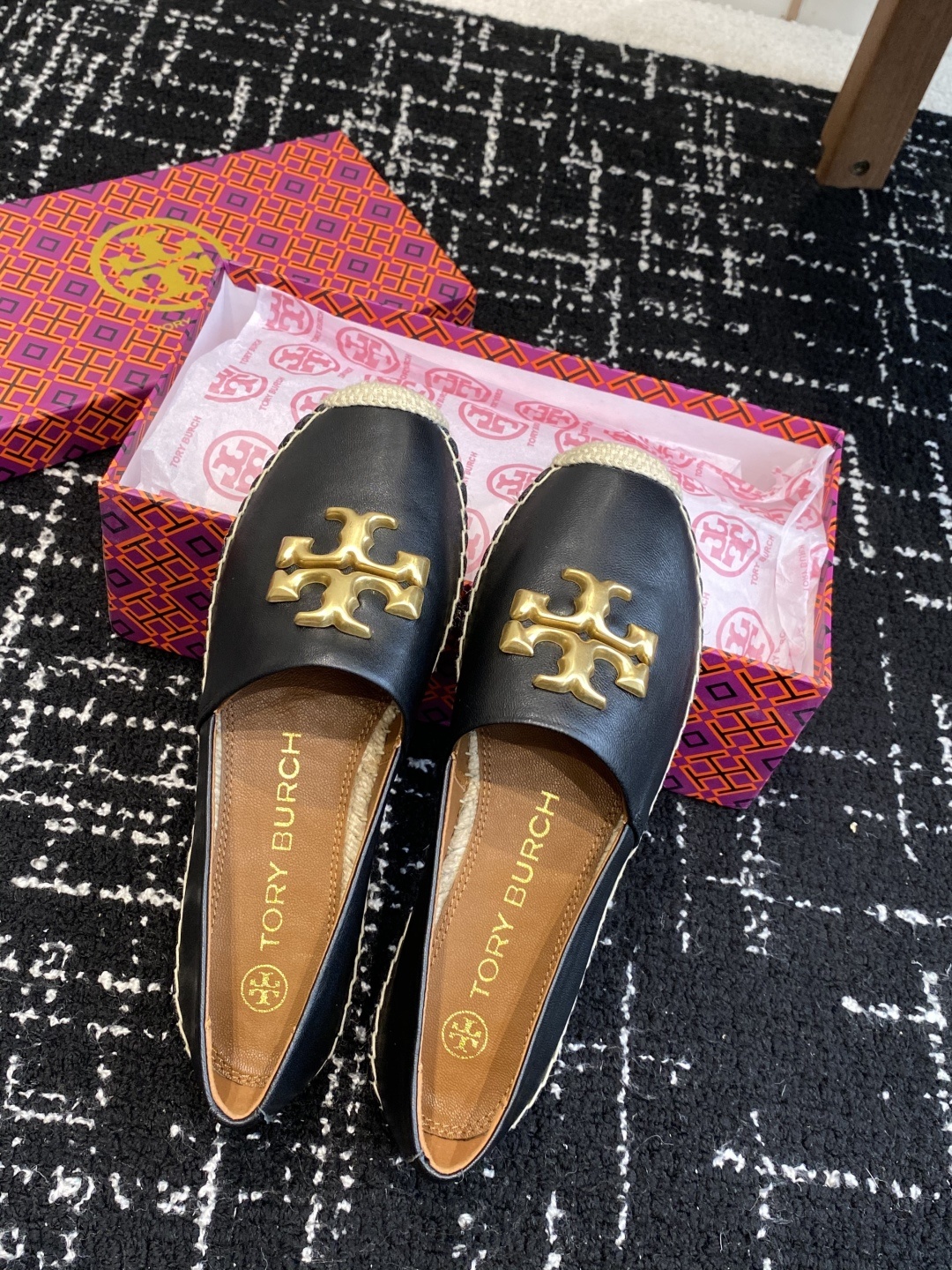 东莞纯原
Tory Burch汤丽柏琦 TB渔夫女鞋。
这鞋不是市场上那些通货能比,原版开模,带有半码的