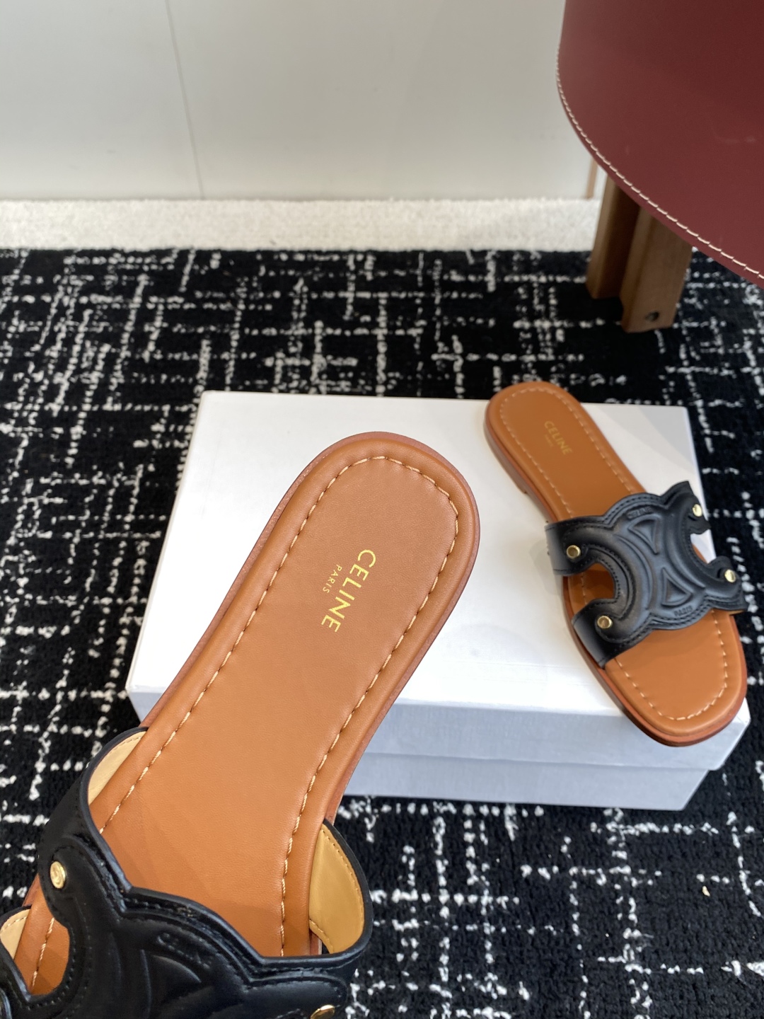 代购级
CELINE塞琳 25ss 春夏新款拖鞋 凯旋门英伦风平底微标拖鞋

简约大气时髦 耐看不过时 