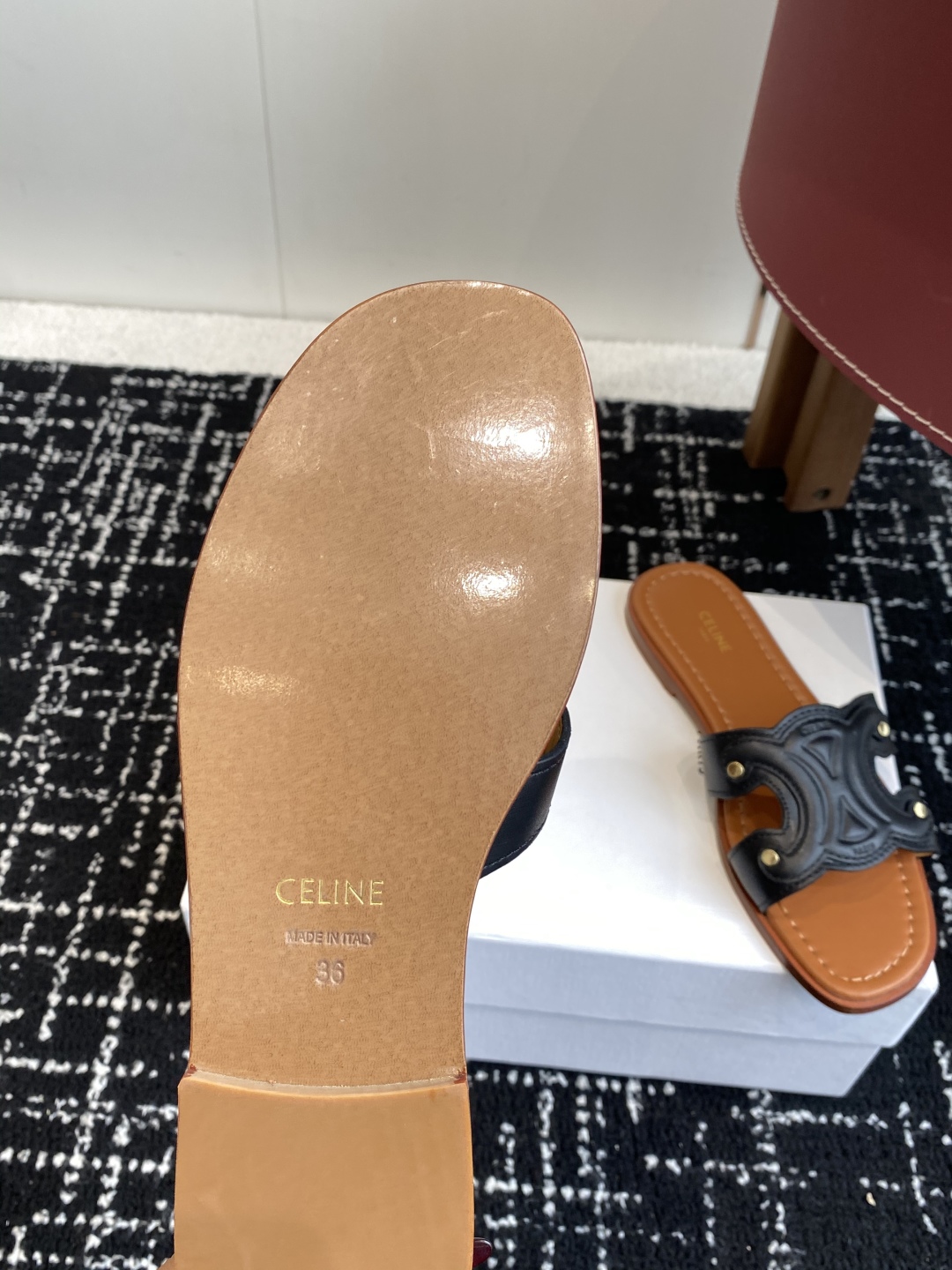 代购级
CELINE塞琳 25ss 春夏新款拖鞋 凯旋门英伦风平底微标拖鞋

简约大气时髦 耐看不过时 