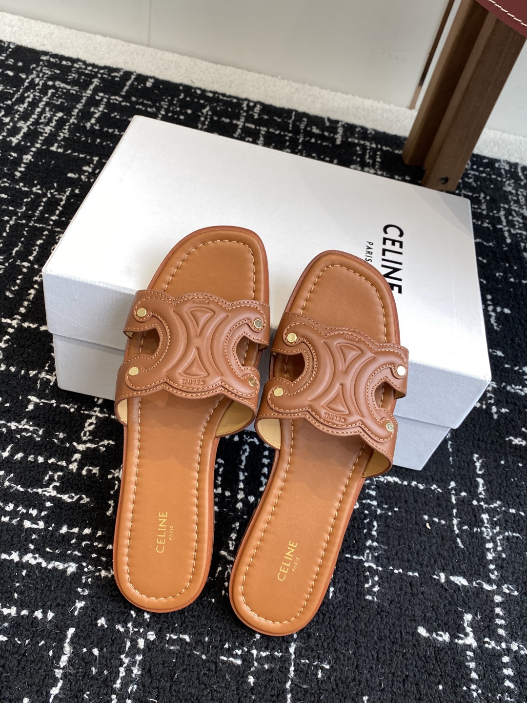 代购级
CELINE塞琳 25ss 春夏新款拖鞋 凯旋门英伦风平底微标拖鞋

简约大气时髦 耐看不过时 