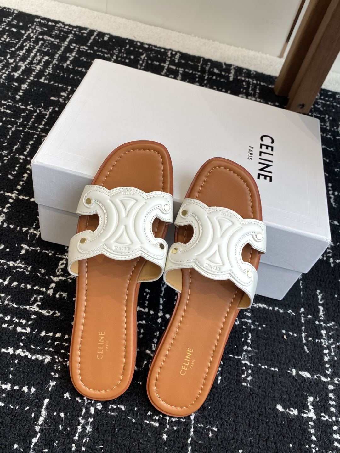 代购级
CELINE塞琳 25ss 春夏新款拖鞋 凯旋门英伦风平底微标拖鞋

简约大气时髦 耐看不过时 