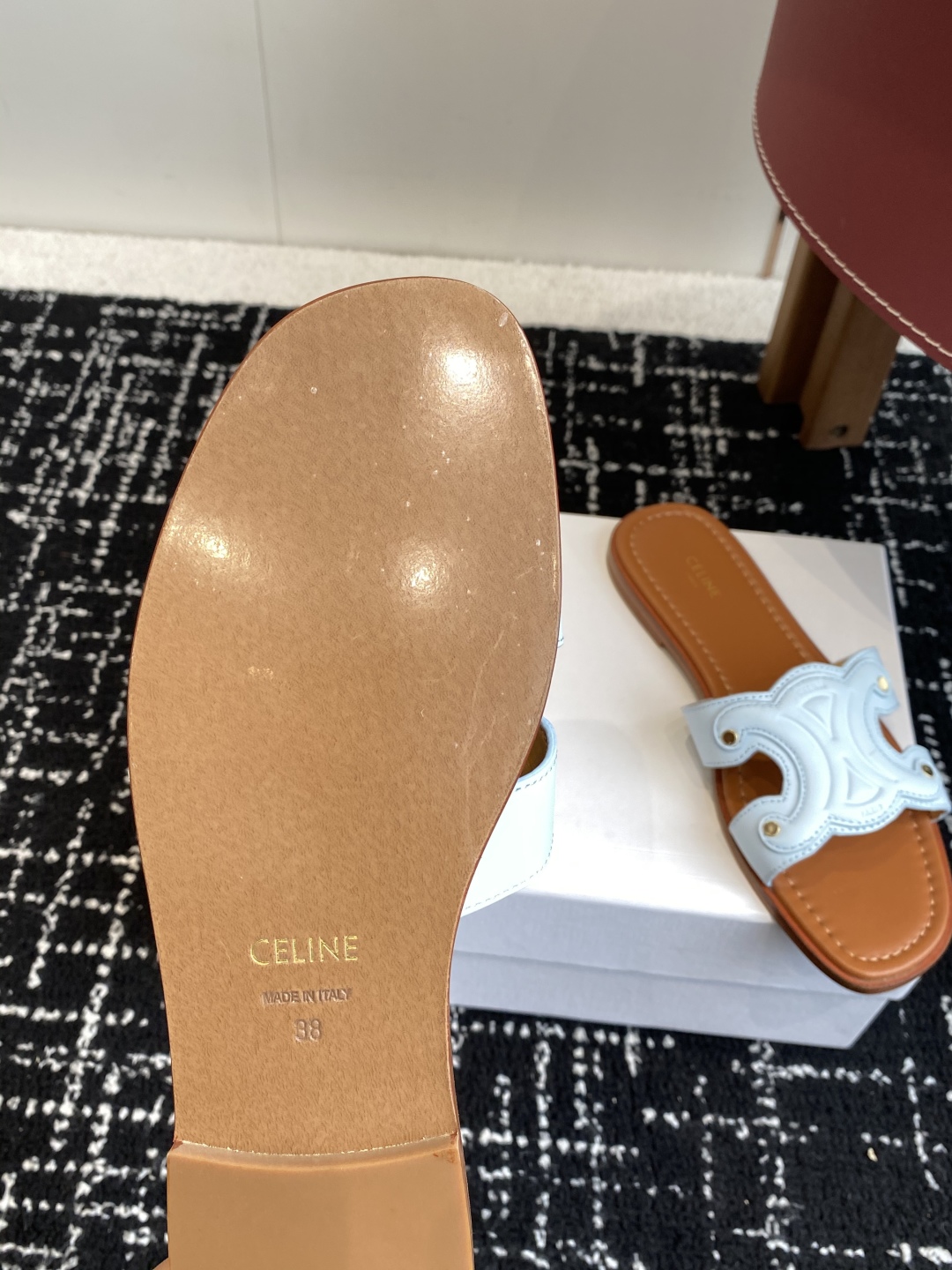 代购级
CELINE塞琳 25ss 春夏新款拖鞋 凯旋门英伦风平底微标拖鞋

简约大气时髦 耐看不过时 