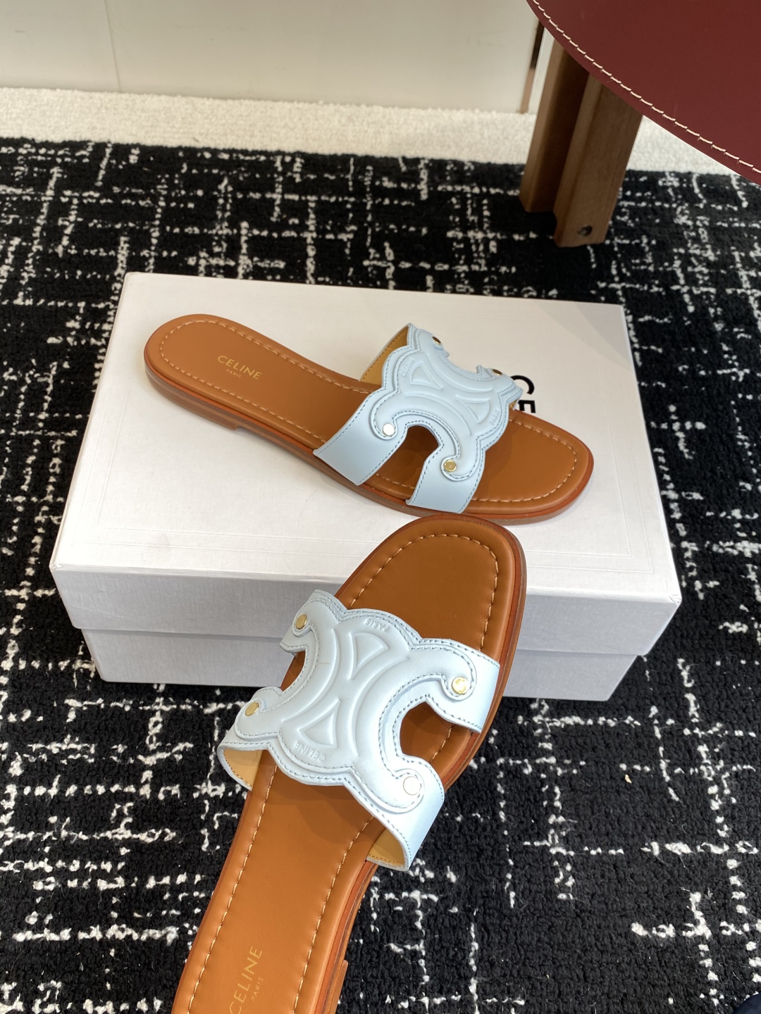 代购级
CELINE塞琳 25ss 春夏新款拖鞋 凯旋门英伦风平底微标拖鞋

简约大气时髦 耐看不过时 