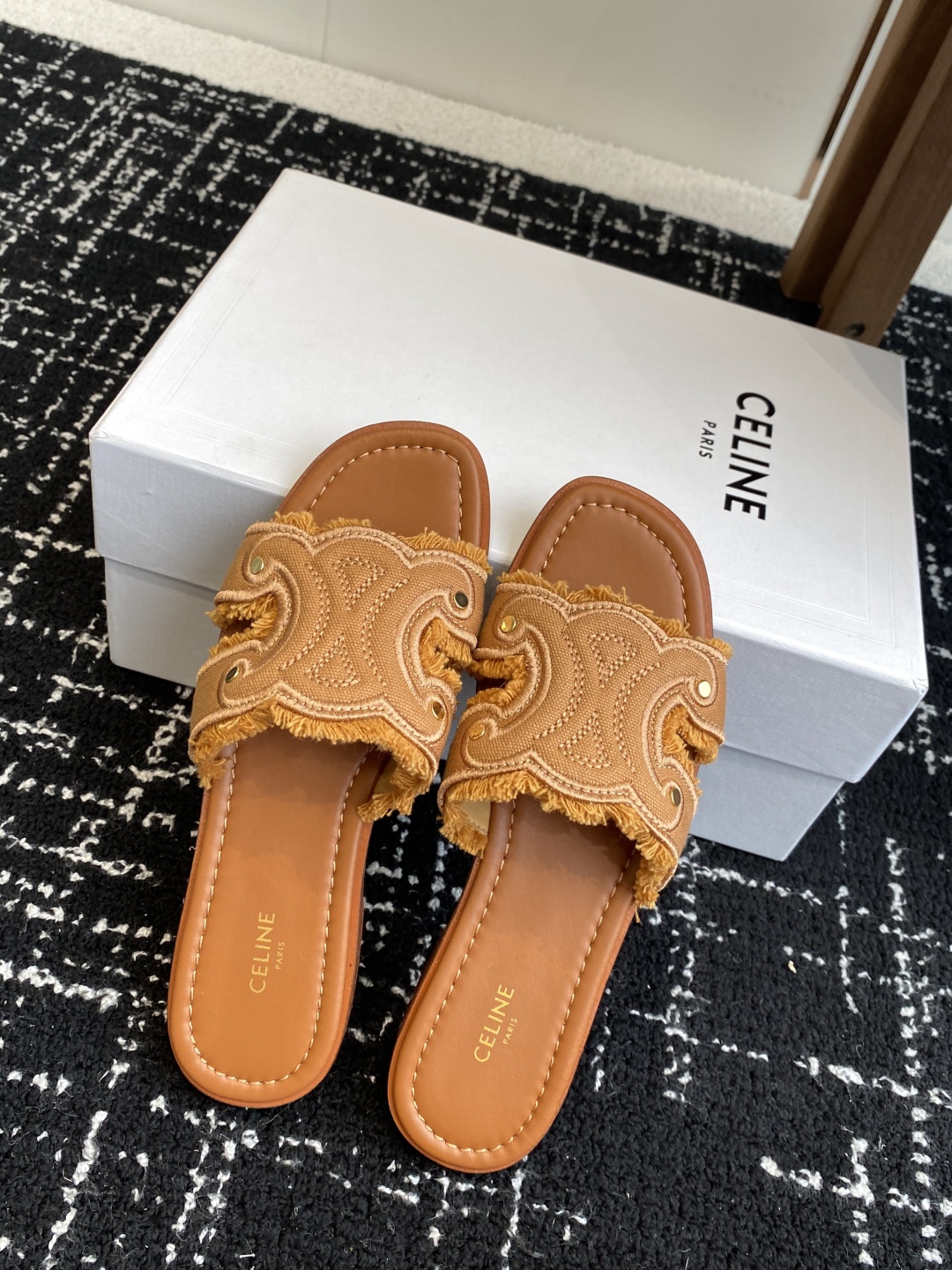 代购级
CELINE塞琳 25ss 春夏新款拖鞋 凯旋门英伦风平底微标拖鞋

简约大气时髦 耐看不过时 