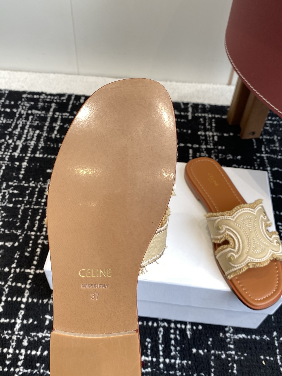 代购级
CELINE塞琳 25ss 春夏新款拖鞋 凯旋门英伦风平底微标拖鞋

简约大气时髦 耐看不过时 