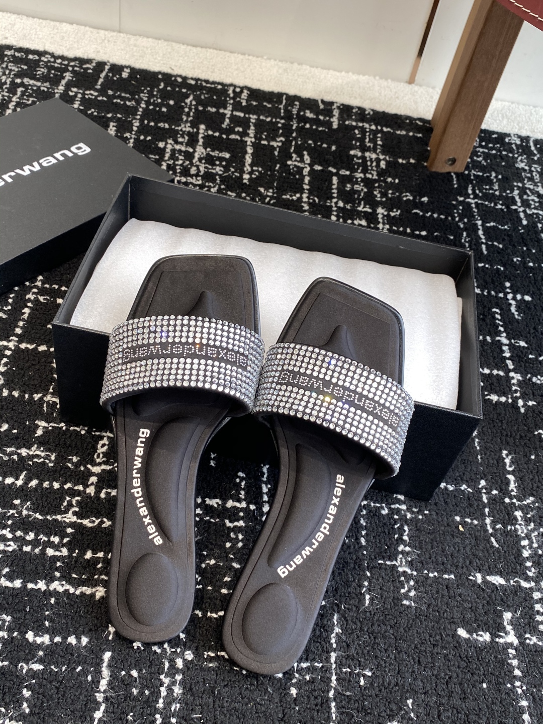 代购级
AlexanderWang 大王 25ss 春夏最新款 澳钻 凉拖鞋 

个性御姐风 超有质感 