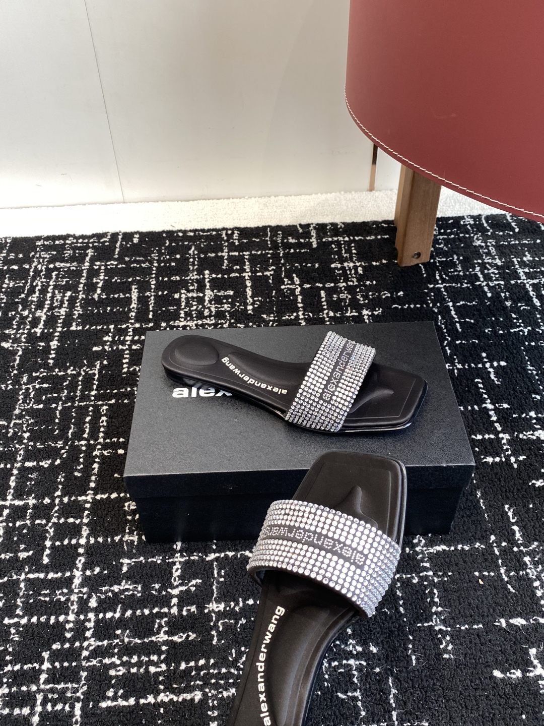代购级
AlexanderWang 大王 25ss 春夏最新款 澳钻 凉拖鞋 

个性御姐风 超有质感 