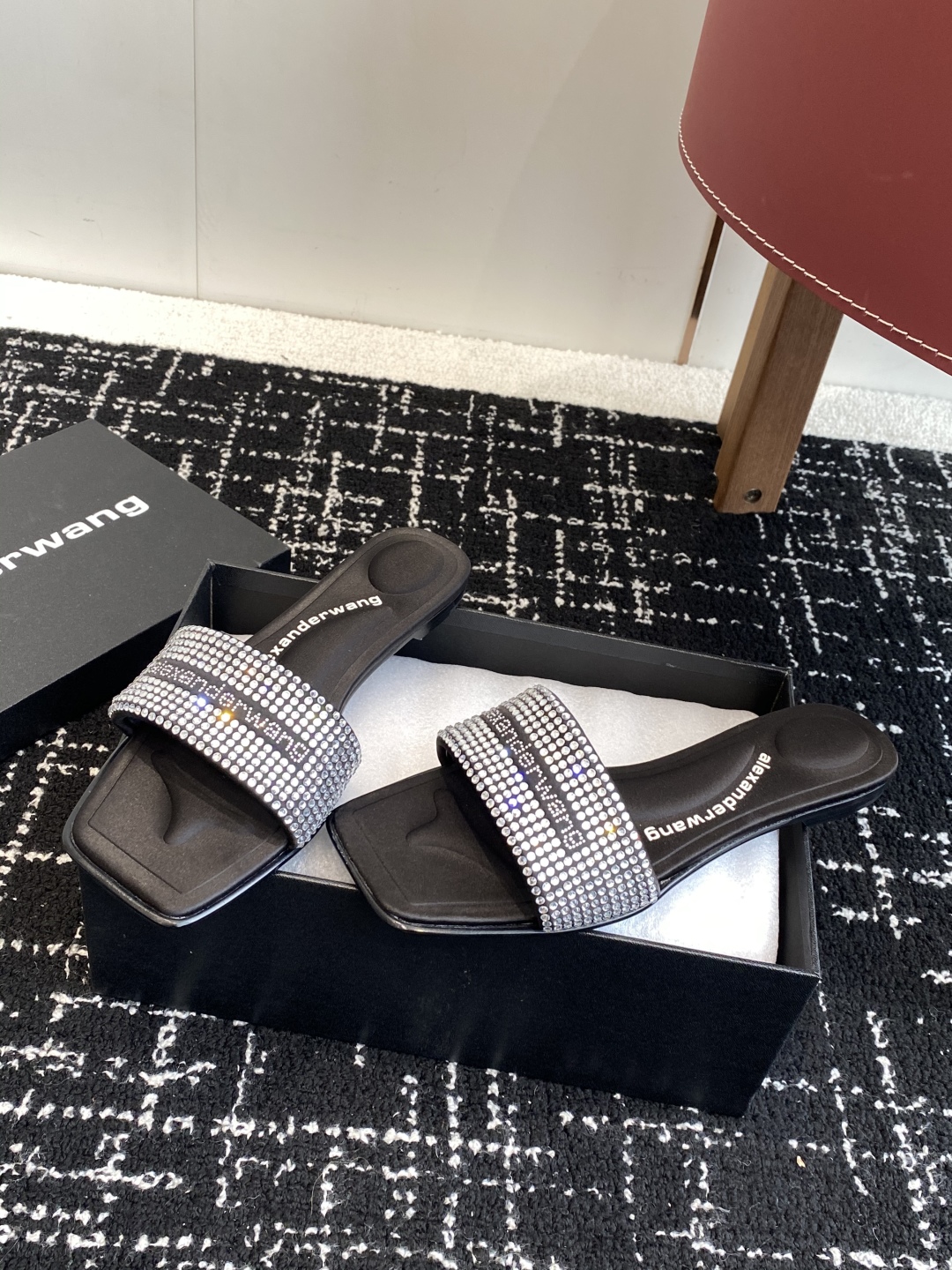代购级
AlexanderWang 大王 25ss 春夏最新款 澳钻 凉拖鞋 

个性御姐风 超有质感 