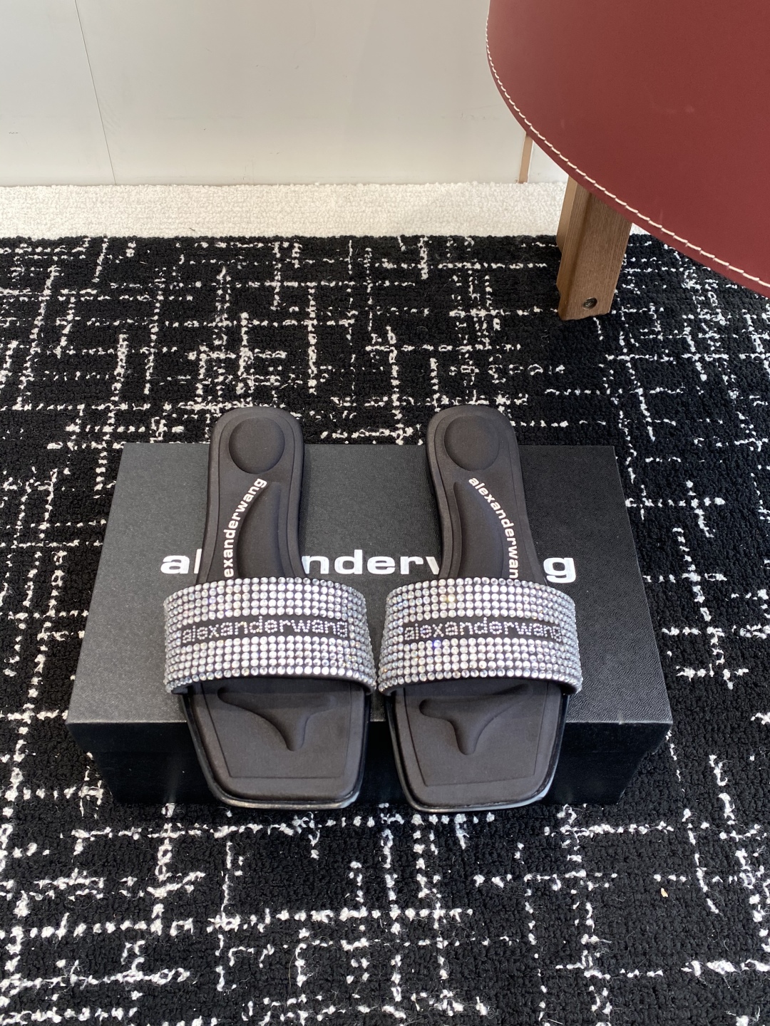 代购级
AlexanderWang 大王 25ss 春夏最新款 澳钻 凉拖鞋 

个性御姐风 超有质感 