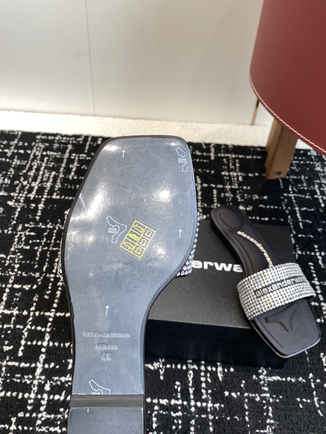 代购级
AlexanderWang 大王 25ss 春夏最新款 澳钻 凉拖鞋 

个性御姐风 超有质感 