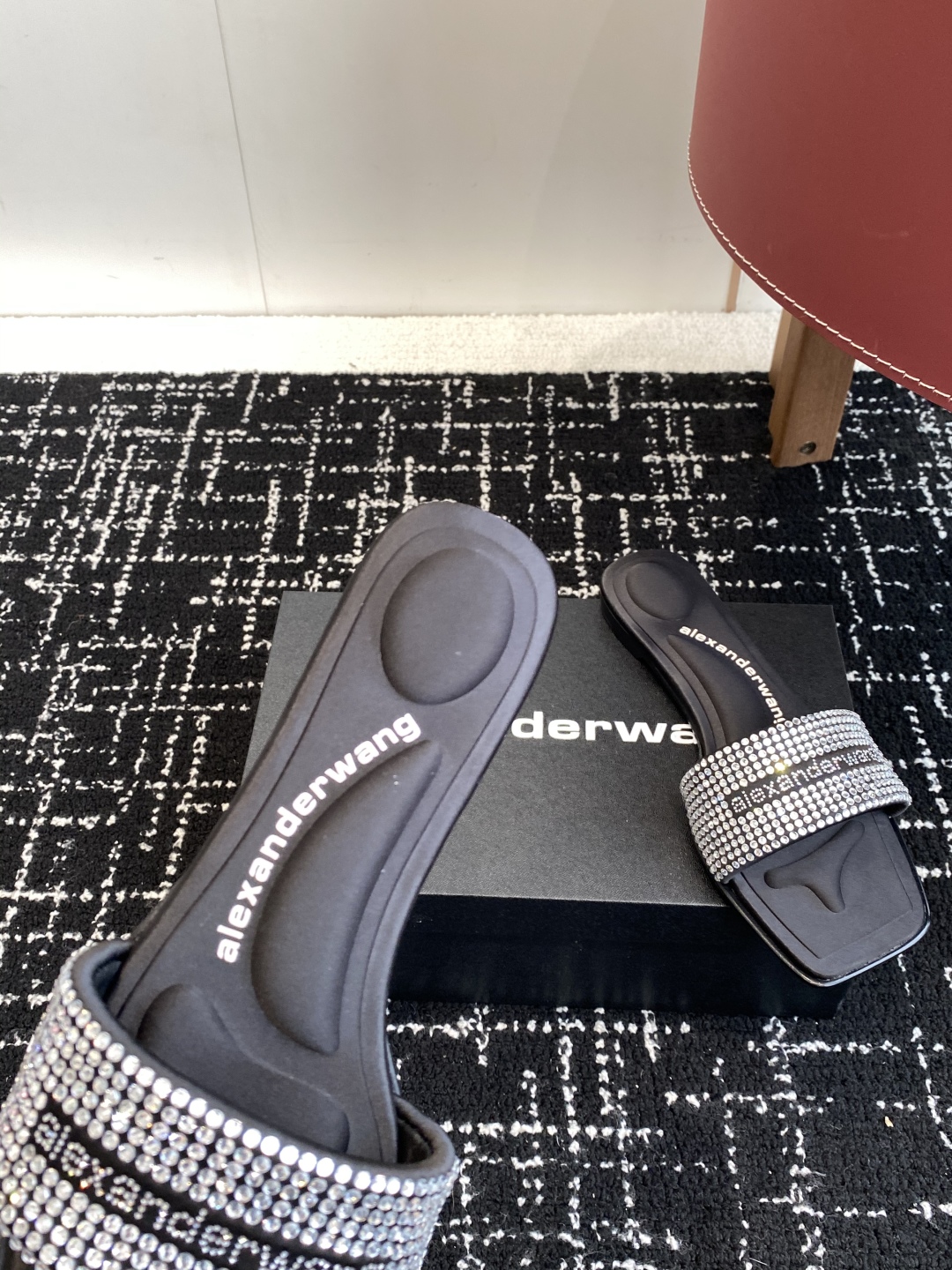 代购级
AlexanderWang 大王 25ss 春夏最新款 澳钻 凉拖鞋 

个性御姐风 超有质感 