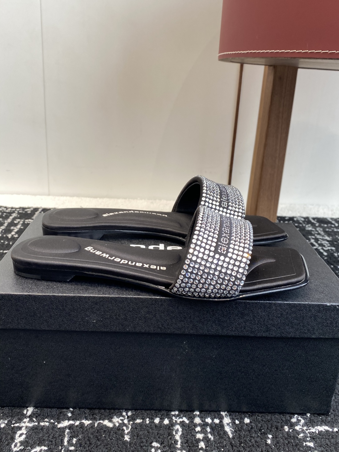 代购级
AlexanderWang 大王 25ss 春夏最新款 澳钻 凉拖鞋 

个性御姐风 超有质感 