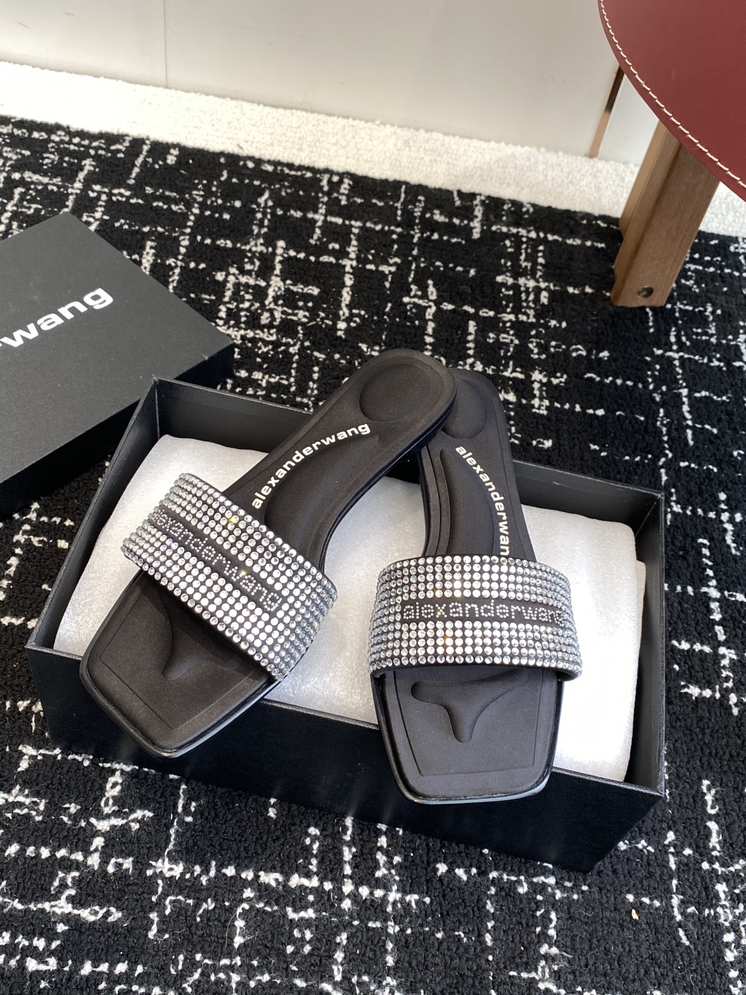 代购级
AlexanderWang 大王 25ss 春夏最新款 澳钻 凉拖鞋 

个性御姐风 超有质感 