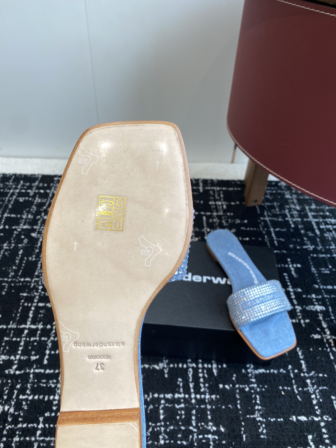 代购级
AlexanderWang 大王 25ss 春夏最新款 澳钻 凉拖鞋 

个性御姐风 超有质感 