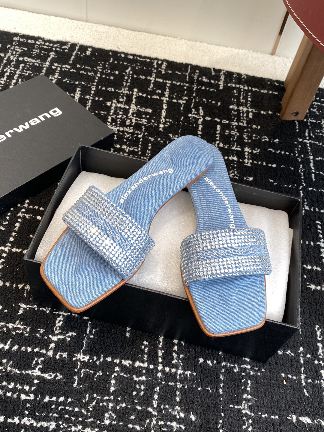 代购级
AlexanderWang 大王 25ss 春夏最新款 澳钻 凉拖鞋 

个性御姐风 超有质感 