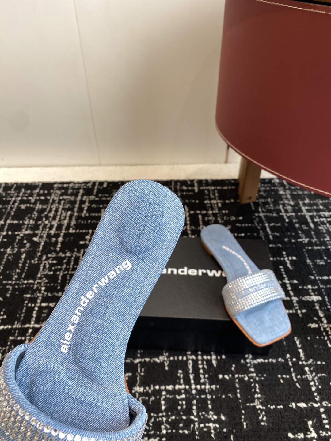 代购级
AlexanderWang 大王 25ss 春夏最新款 澳钻 凉拖鞋 

个性御姐风 超有质感 