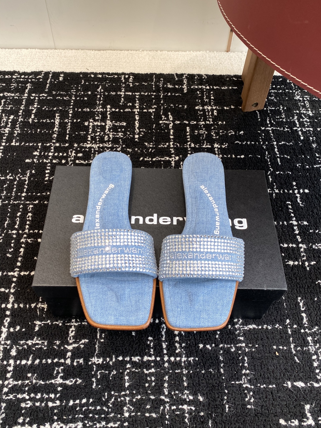 代购级
AlexanderWang 大王 25ss 春夏最新款 澳钻 凉拖鞋 

个性御姐风 超有质感 