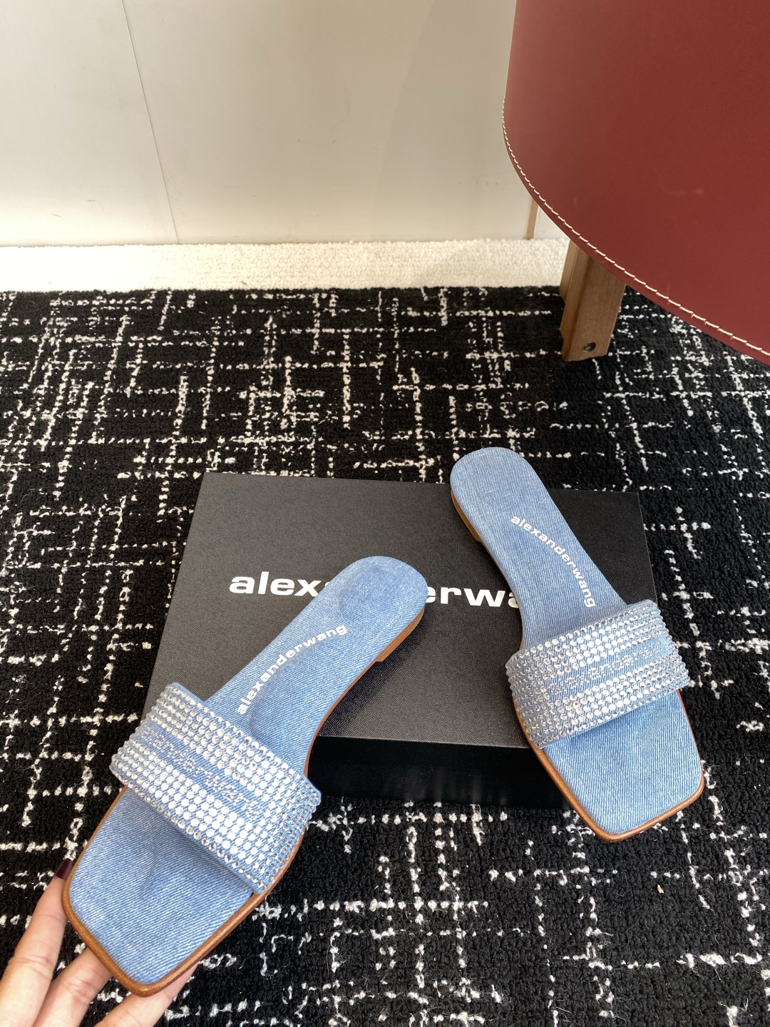 代购级
AlexanderWang 大王 25ss 春夏最新款 澳钻 凉拖鞋 

个性御姐风 超有质感 