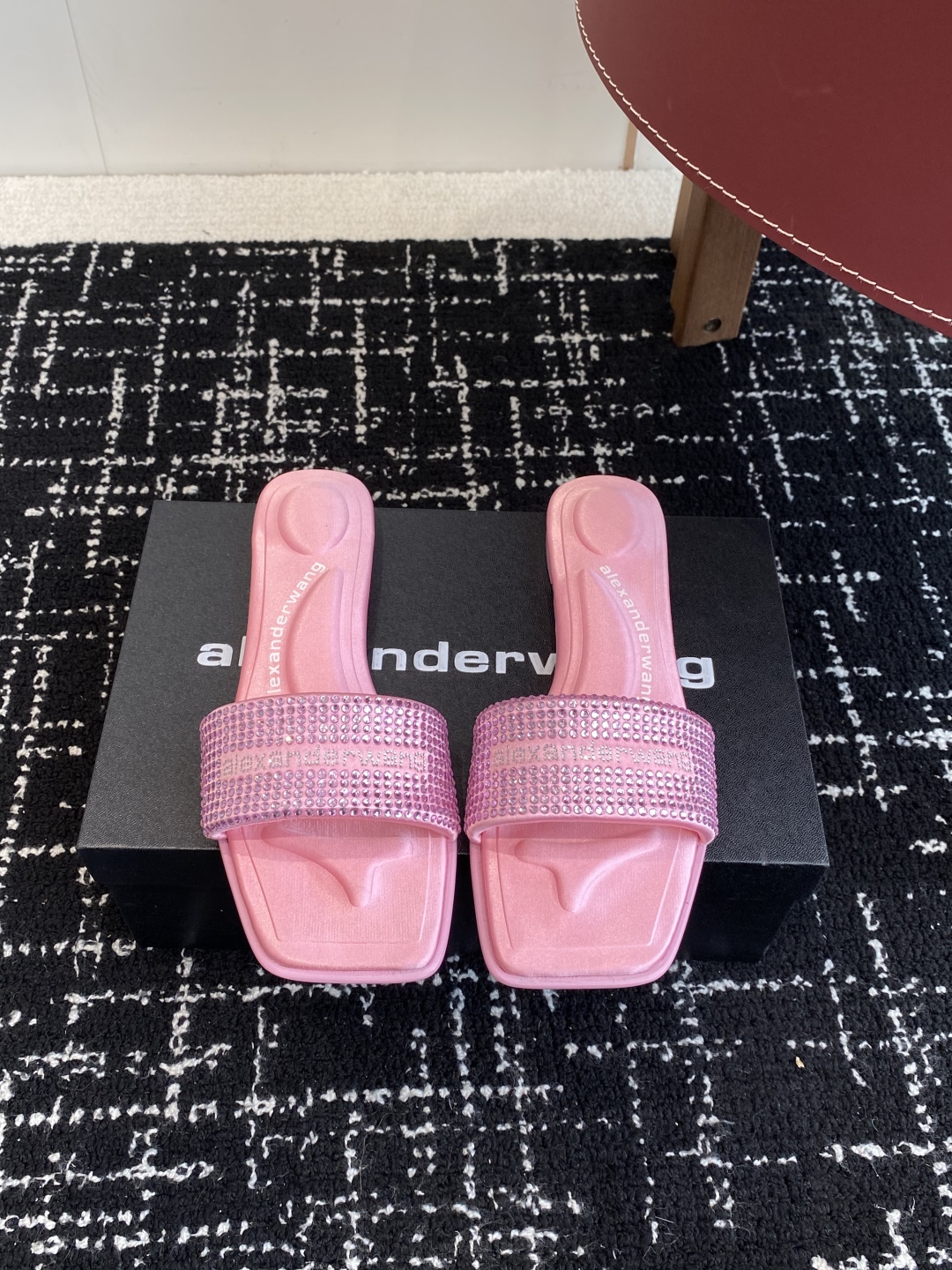 代购级
AlexanderWang 大王 25ss 春夏最新款 澳钻 凉拖鞋 

个性御姐风 超有质感 