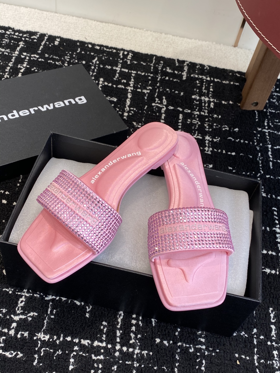 代购级
AlexanderWang 大王 25ss 春夏最新款 澳钻 凉拖鞋 

个性御姐风 超有质感 