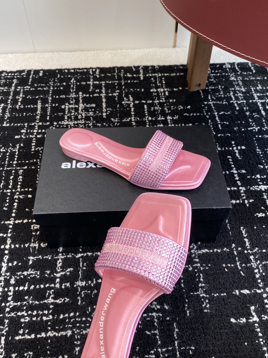 代购级
AlexanderWang 大王 25ss 春夏最新款 澳钻 凉拖鞋 

个性御姐风 超有质感 