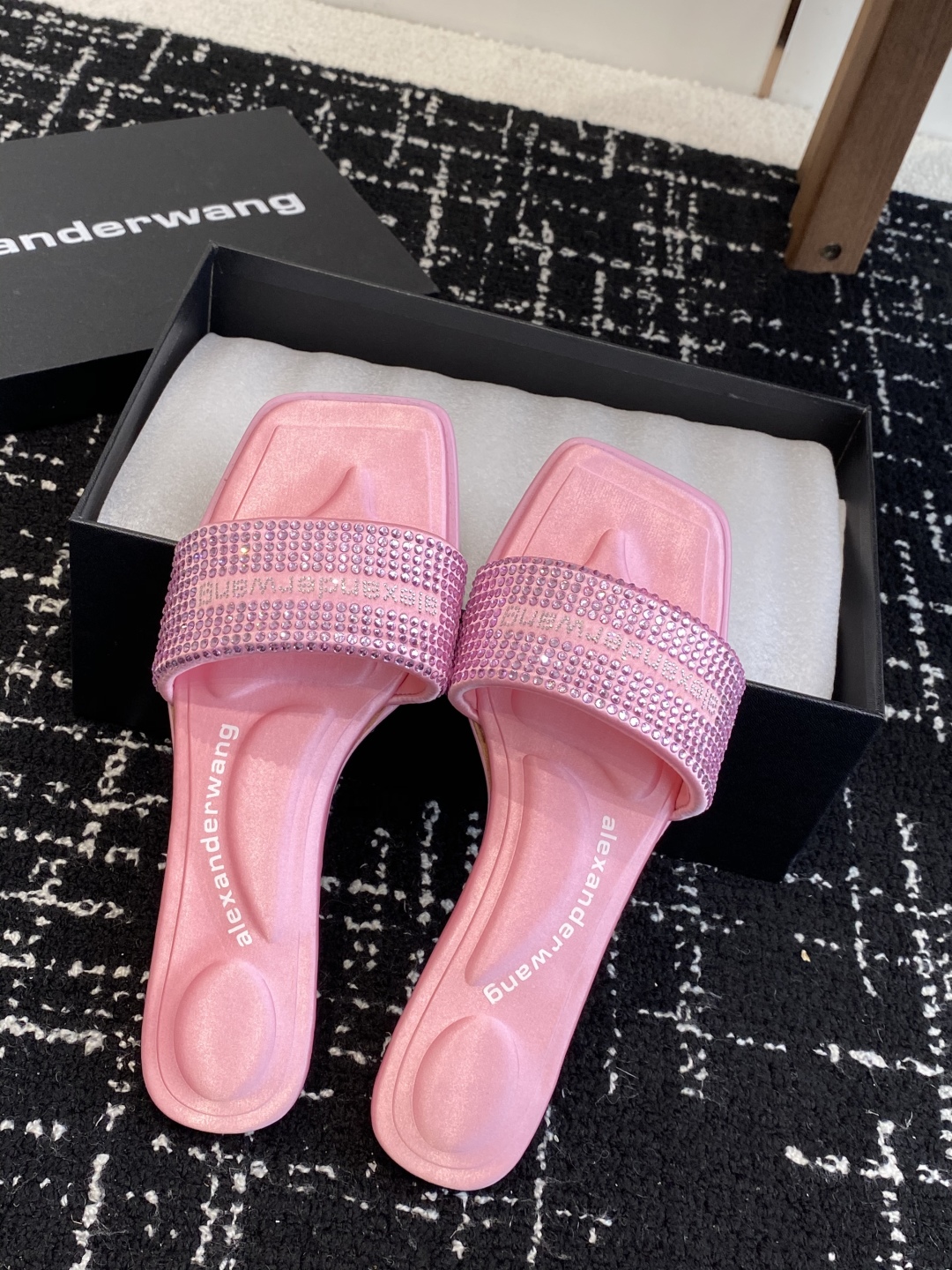 代购级
AlexanderWang 大王 25ss 春夏最新款 澳钻 凉拖鞋 

个性御姐风 超有质感 