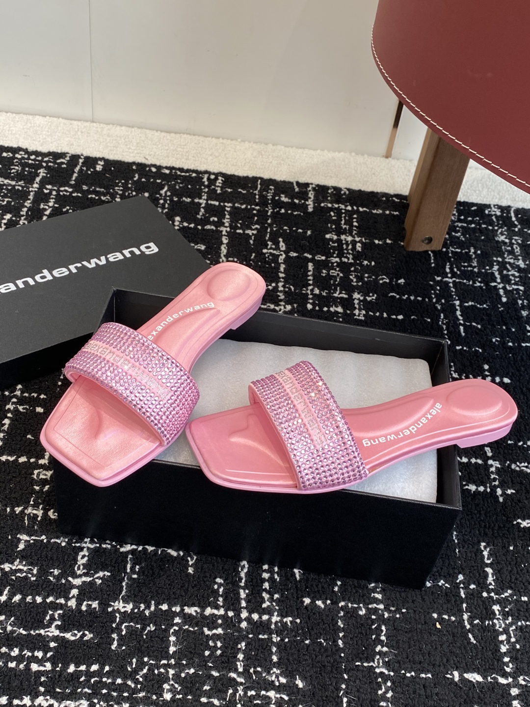代购级
AlexanderWang 大王 25ss 春夏最新款 澳钻 凉拖鞋 

个性御姐风 超有质感 