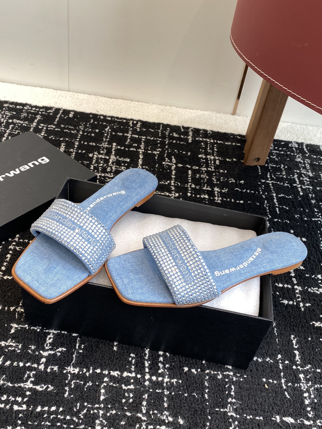 代购级
AlexanderWang 大王 25ss 春夏最新款 澳钻 凉拖鞋 

个性御姐风 超有质感 