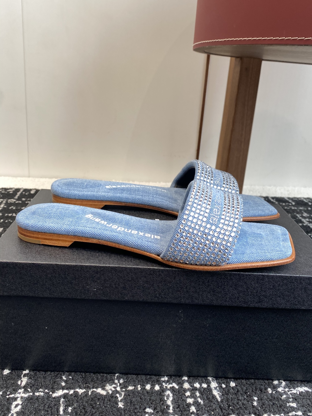 代购级
AlexanderWang 大王 25ss 春夏最新款 澳钻 凉拖鞋 

个性御姐风 超有质感 