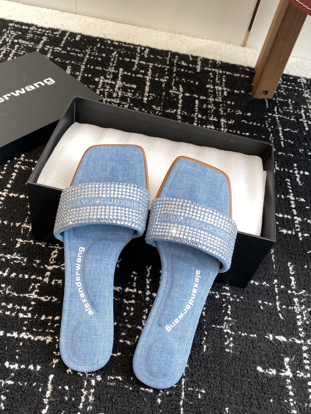 代购级
AlexanderWang 大王 25ss 春夏最新款 澳钻 凉拖鞋 

个性御姐风 超有质感 