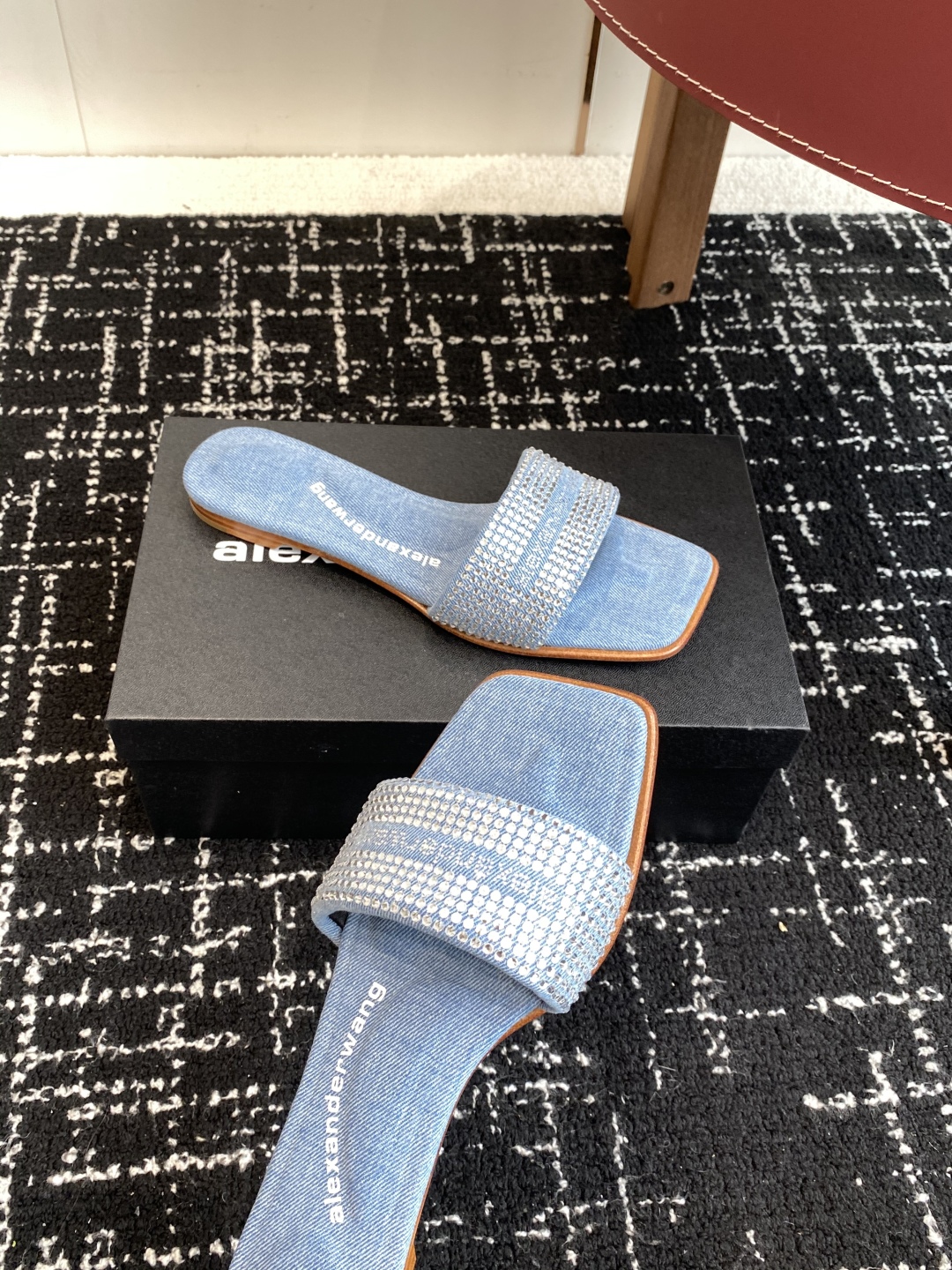 代购级
AlexanderWang 大王 25ss 春夏最新款 澳钻 凉拖鞋 

个性御姐风 超有质感 