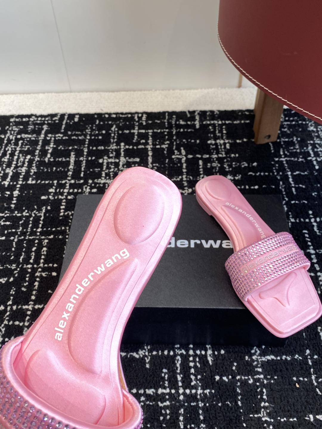 代购级
AlexanderWang 大王 25ss 春夏最新款 澳钻 凉拖鞋 

个性御姐风 超有质感 