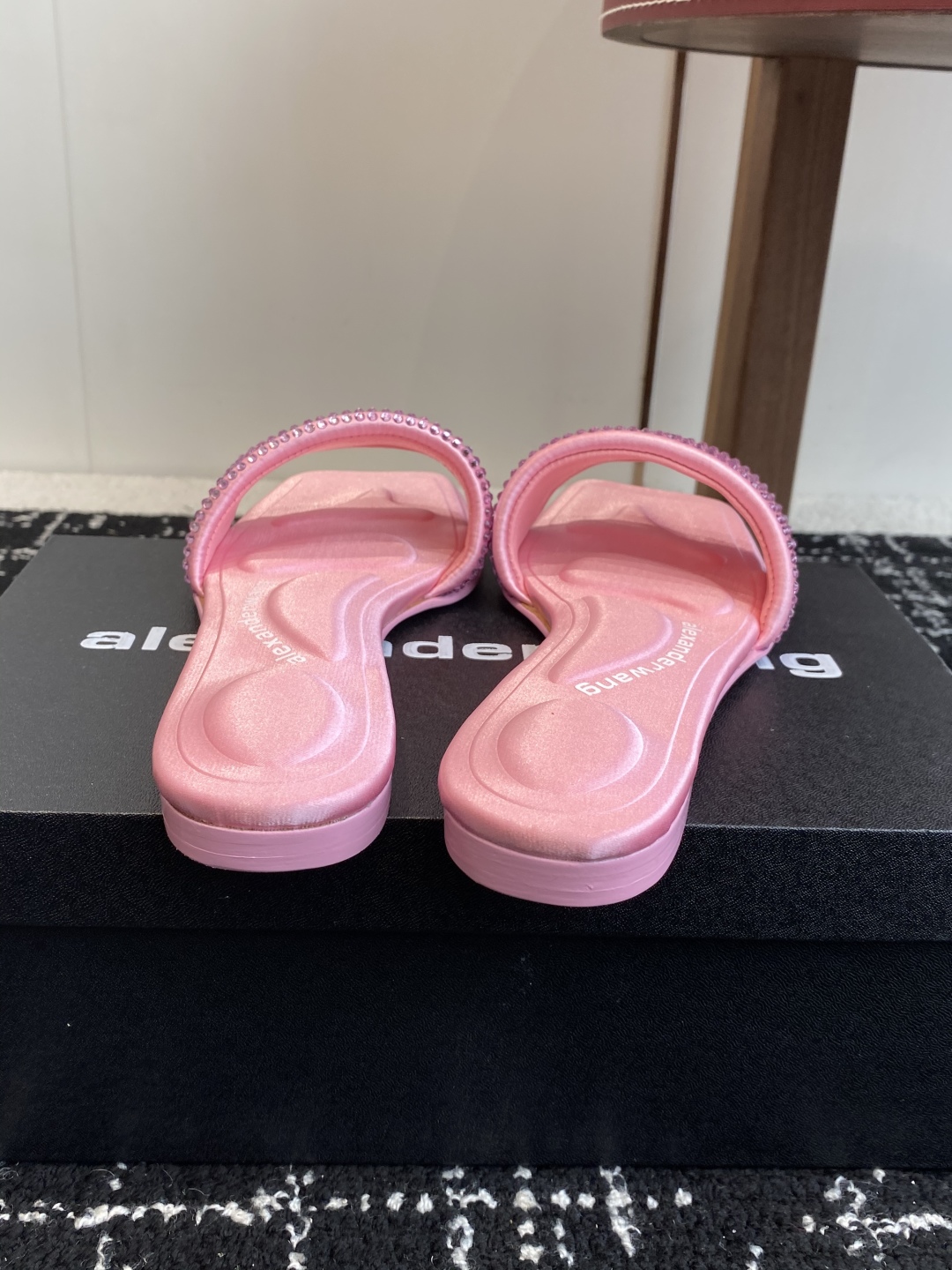 代购级
AlexanderWang 大王 25ss 春夏最新款 澳钻 凉拖鞋 

个性御姐风 超有质感 