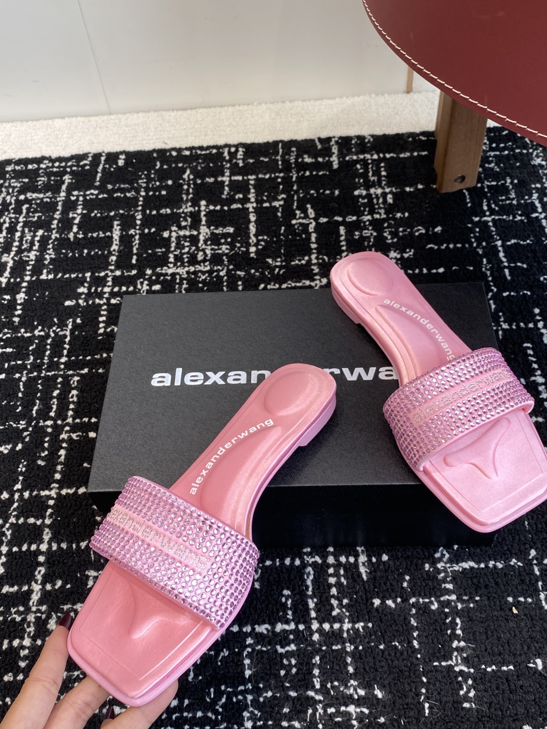 代购级
AlexanderWang 大王 25ss 春夏最新款 澳钻 凉拖鞋 

个性御姐风 超有质感 