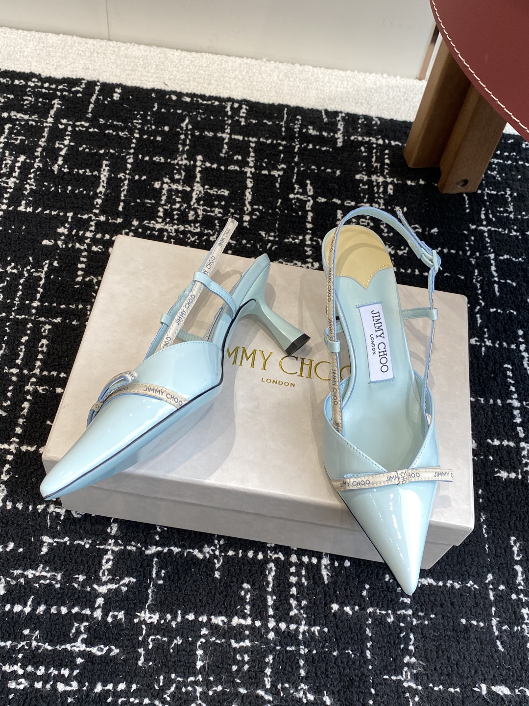 代购级
Jimmy Choo 25ss 春夏 系列JC新款 蝴蝶结 高跟凉鞋

模糊鞋履与珠宝配饰之间的