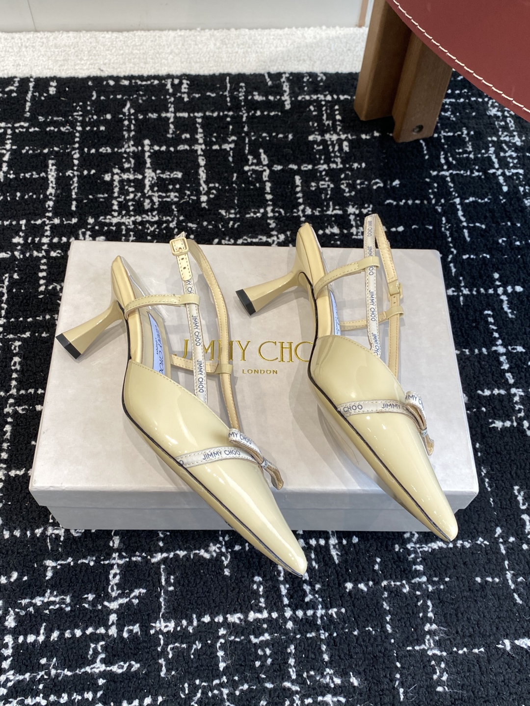 代购级
Jimmy Choo 25ss 春夏 系列JC新款 蝴蝶结 高跟凉鞋

模糊鞋履与珠宝配饰之间的