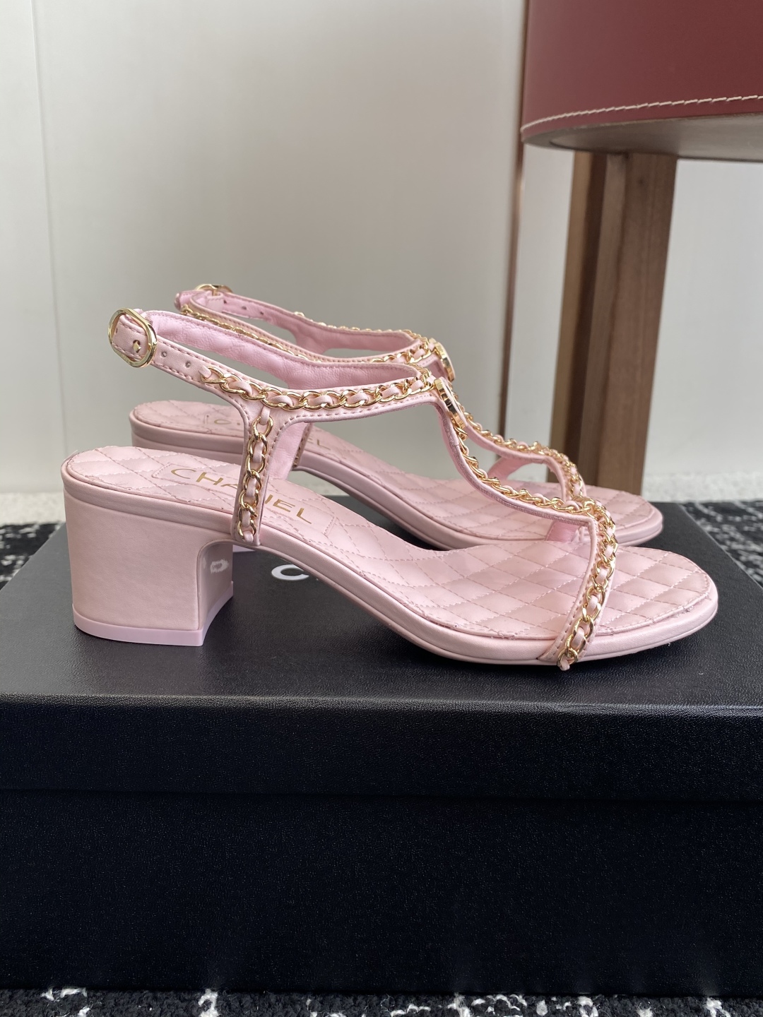 代购级
CHANEL 香奈儿 25ss 链条 粗跟 凉鞋

自留款，真皮底，上脚美到爆，简简单单，夏天必