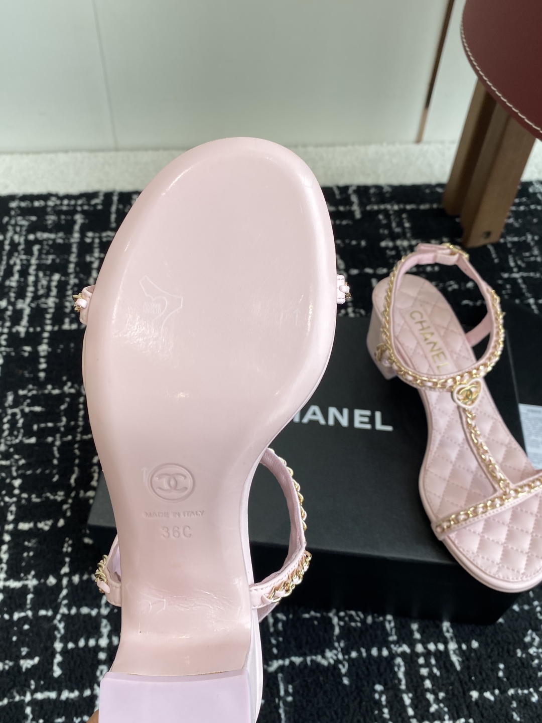 代购级
CHANEL 香奈儿 25ss 链条 粗跟 凉鞋

自留款，真皮底，上脚美到爆，简简单单，夏天必