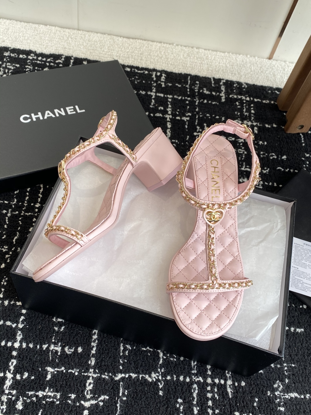 代购级
CHANEL 香奈儿 25ss 链条 粗跟 凉鞋

自留款，真皮底，上脚美到爆，简简单单，夏天必