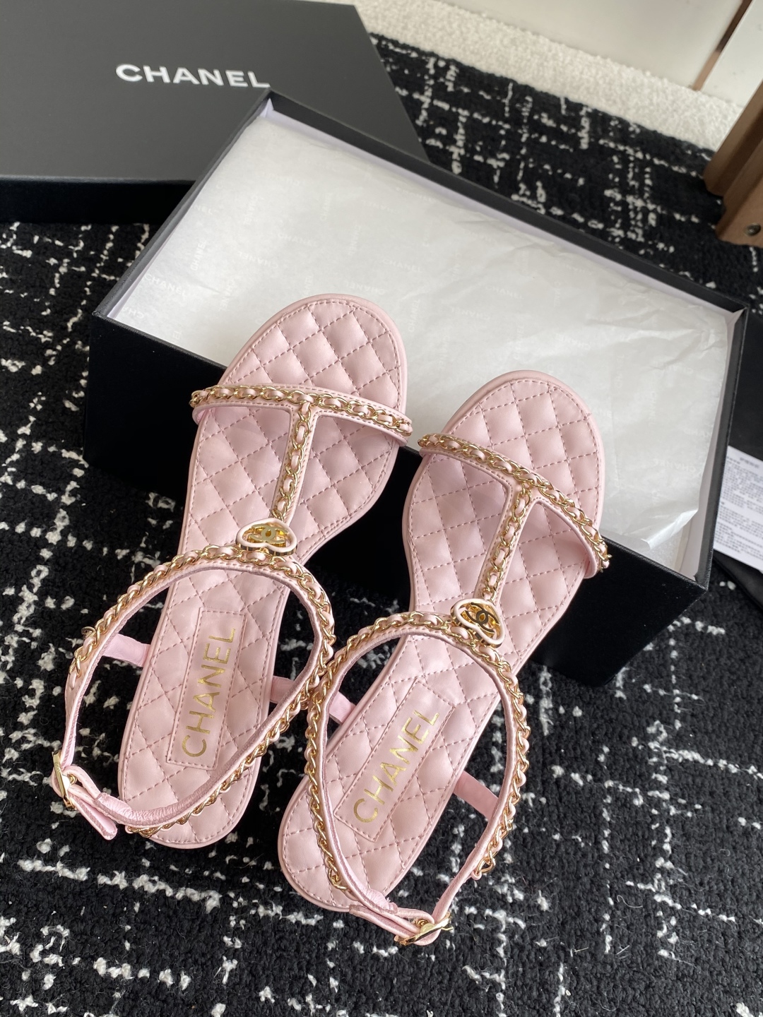 代购级
CHANEL 香奈儿 25ss 链条 粗跟 凉鞋

自留款，真皮底，上脚美到爆，简简单单，夏天必
