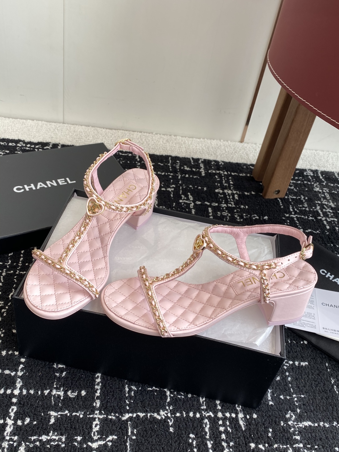 代购级
CHANEL 香奈儿 25ss 链条 粗跟 凉鞋

自留款，真皮底，上脚美到爆，简简单单，夏天必