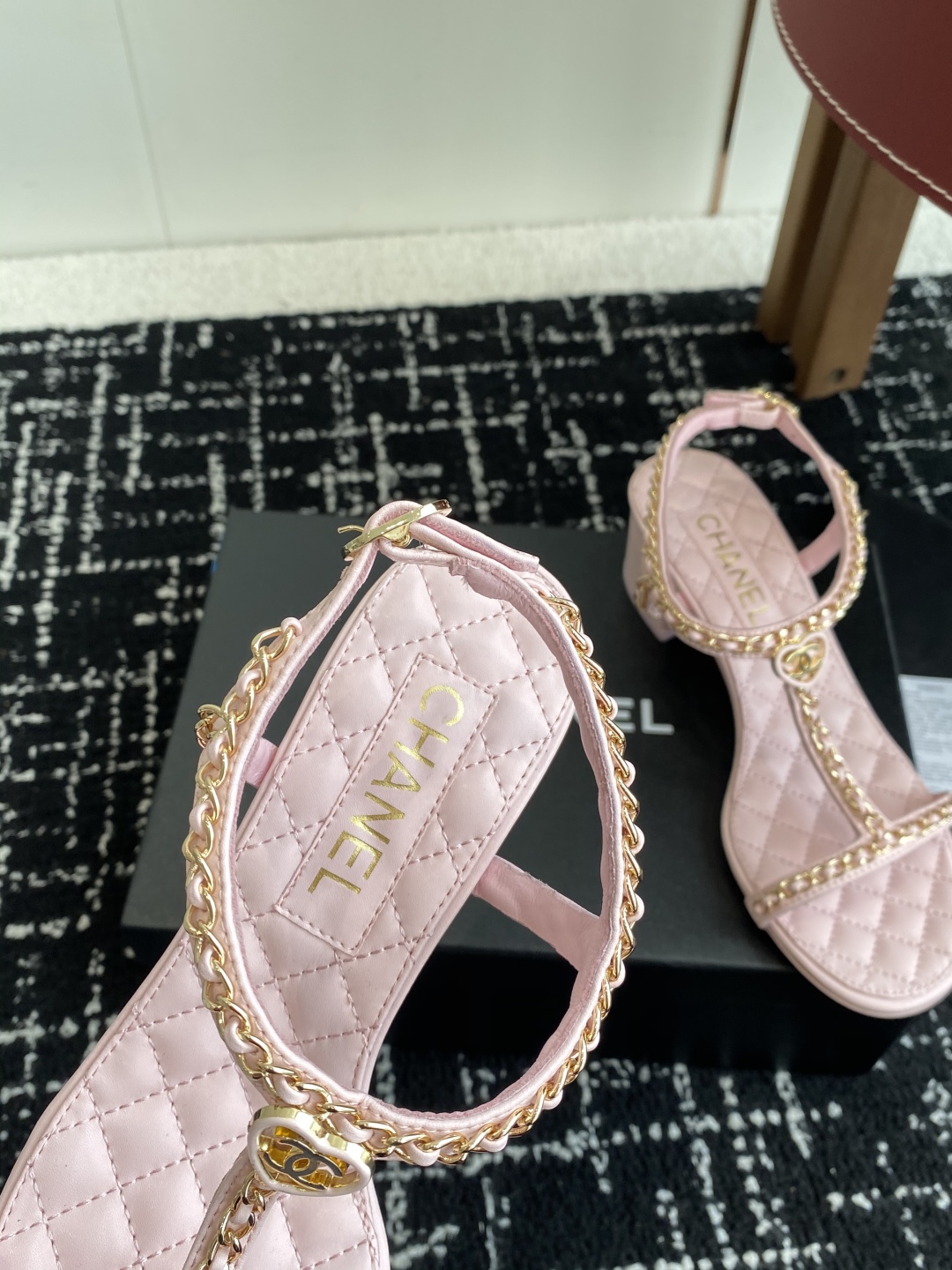 代购级
CHANEL 香奈儿 25ss 链条 粗跟 凉鞋

自留款，真皮底，上脚美到爆，简简单单，夏天必